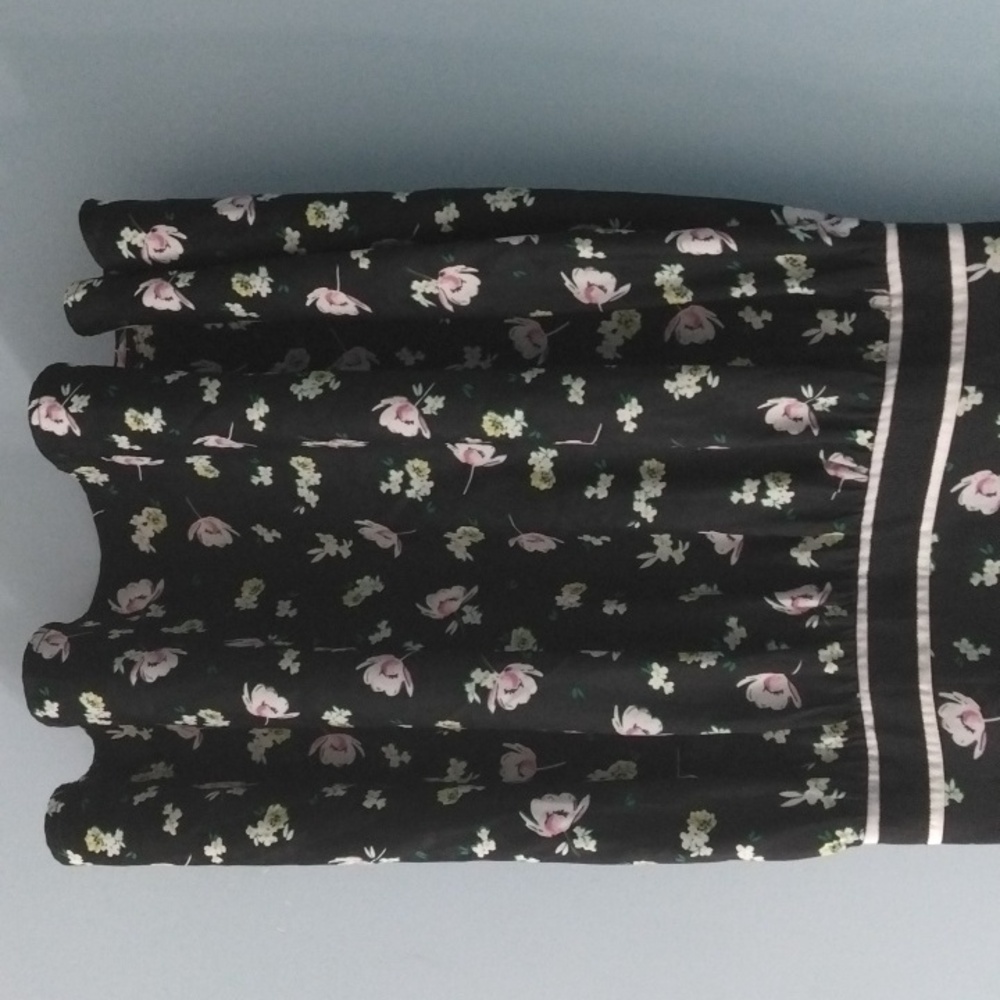 NWT Lauren Conrad Black Floral Dress with White Accents Size 2 - Picture 4 of 4